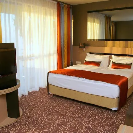 فندق Azur Premium 4*